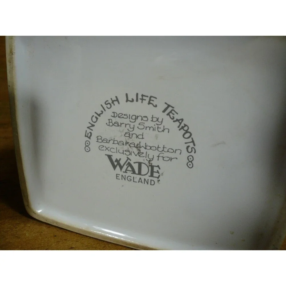 THE QUEEN VICTORIA English Life Teapots WADE ENGLAND Porcelain Teapot